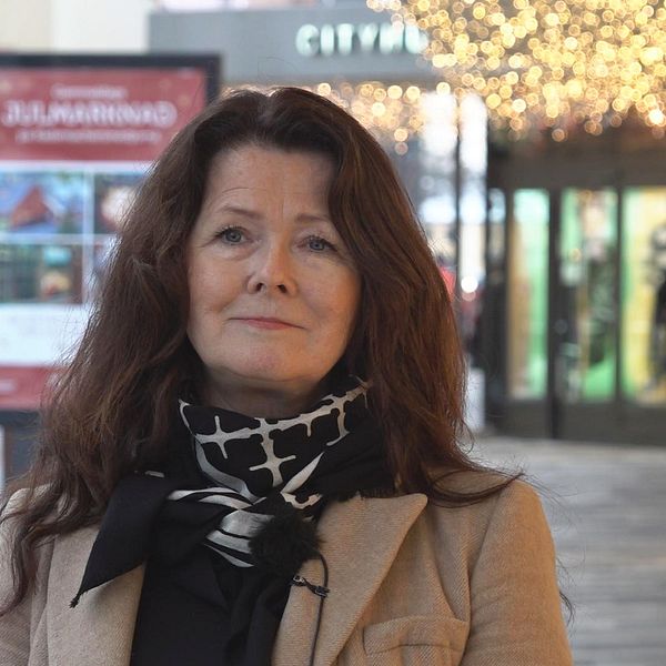 Laila Marit Sandberg står på Kungsgatan i centrala Eskilstuna.