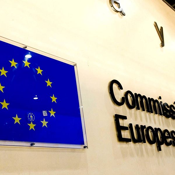 EU-kommissionen föreslår nya krav på läkemedelsrening. På bilden syns en vägg med en gulblå EU-flagga.