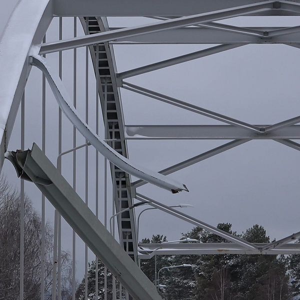 Trasig snöbeklädd bro över Ljusnan i Sveg.