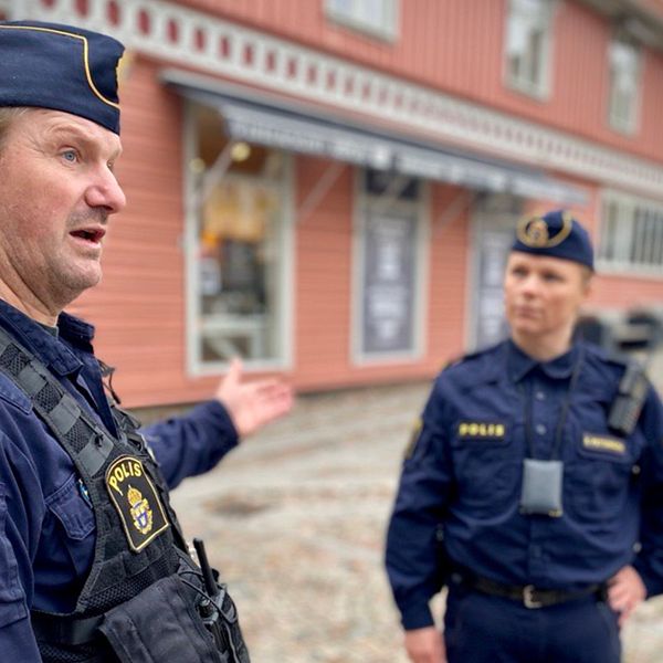 I fokus en manlig polis och i bakgrunden en kvinnlig polis. Poliserna jobbar i Ulricehamn, staden som har högst drogtillgänglighet i hela Sjuhärad. I klippet hör du hur polisen jobbar mot narkotikahandeln.