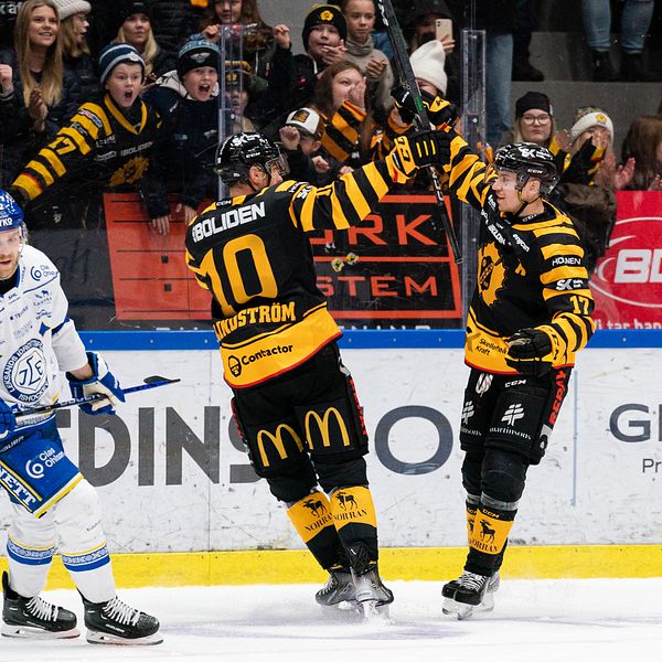 Pär Lindholm (höger) firar efter sitt 3-1-mål mot Leksand.