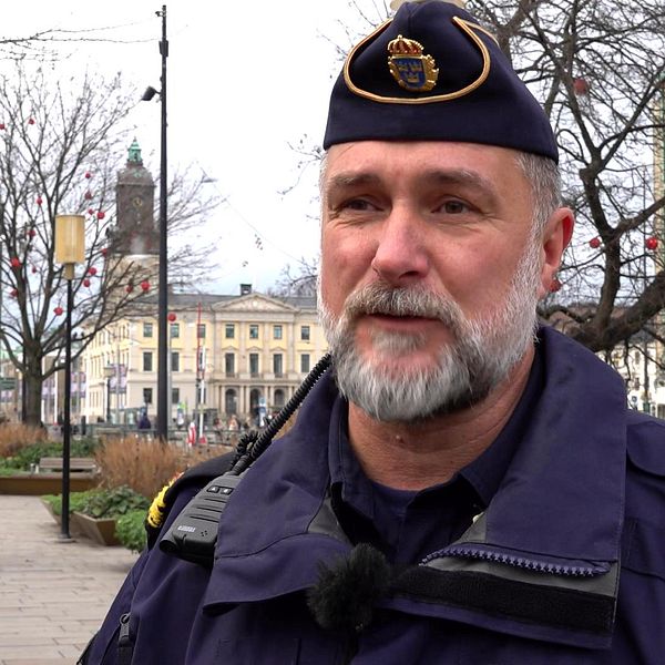 Bild på uniformerad polis som står i Göteborg. Polisen är kommunpolis och heter Ola Skogsberg. Han pratar i klippet om varför så få bötfällts för nedskräpning trots ny nedskräpningslag.
