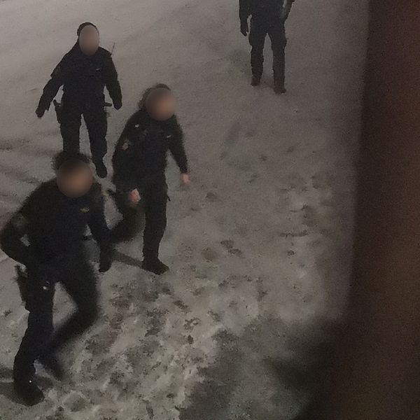 Poliser under insats på snöbeklädd mark.