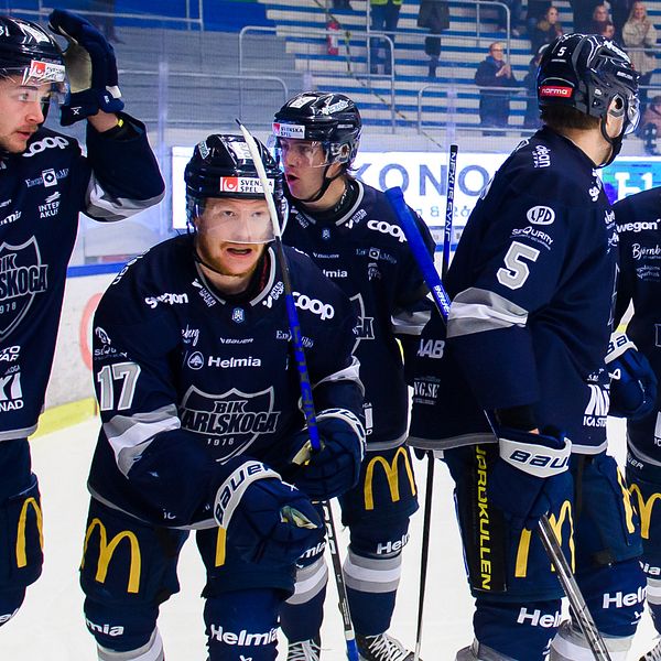 Karlskogas David Lindquist jublar med lagkamrater efter han gjort 1-0 under ishockeymatchen i Hockeyallsvenskan mellan Karlskoga och Västerås den 25 november 2022 i Karlskoga.
