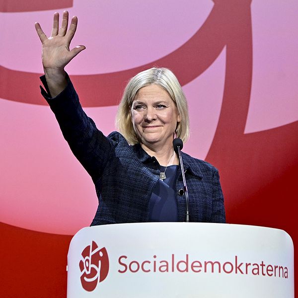 Socialdemokraternas partiledare Magdalena Andersson glad och håller upp en arm.