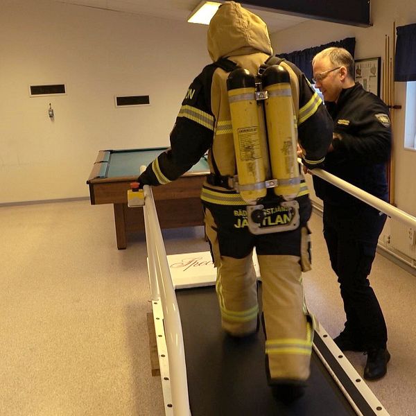 SVT:s reporter Maria Broberg testar brandkläderna på löparbandet, att gå 6 minuter i en uppförsbacke på löparbandet är ett av flera tester som man behöver genomföra för att att bli deltidsbrandman, räddningstjänstpersonal i beredskap.