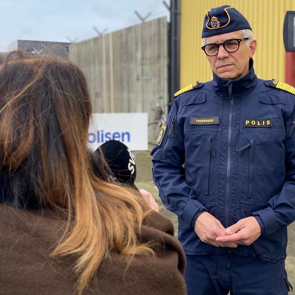 Rikspolischefen Anders Thornberg framför en SVT-mikrofon.