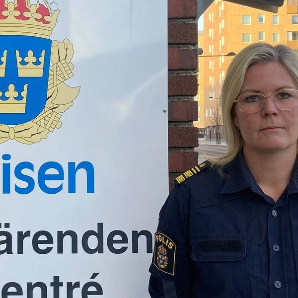 Polisen Josefin Perming Tengqvist bredvid en skylt där det står ”polisen, vapenärenden nattentre”