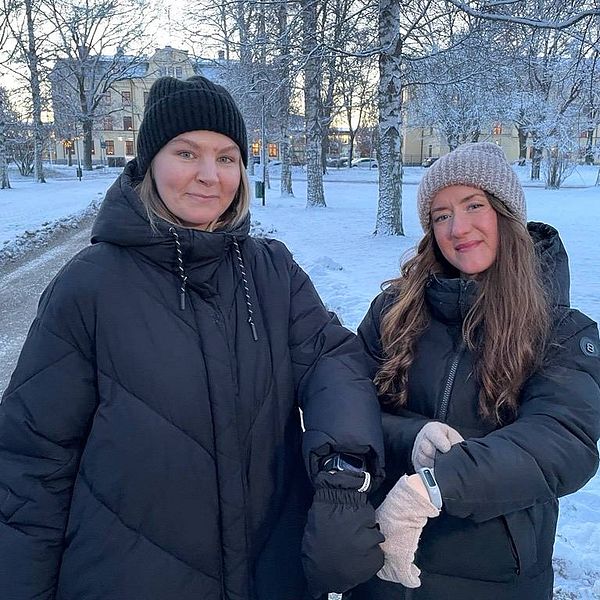 Carolina Svedlund och Sara Skoglund har under ett och ett halvt år burit på ett aktivitetsband som registrerar deras rörelsemönster inom Gävle kommun. Hör om deras upplevelse av att vara med i forskningsstudien i klippet.