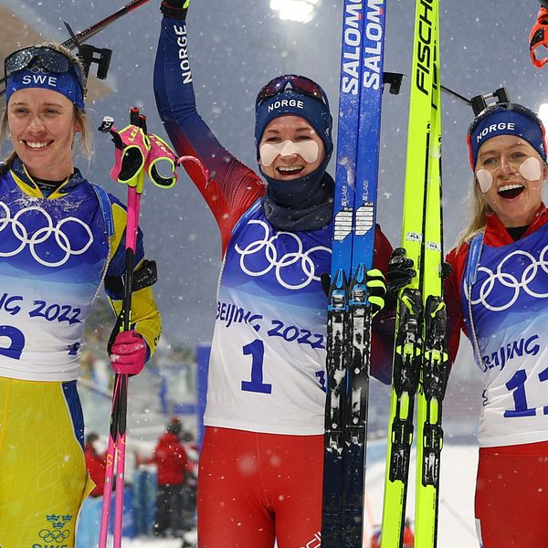 Under OS 2022 delade Elvira Öberg pallen med Marte Olsbu Röiseland och Tiril Eckhoff.