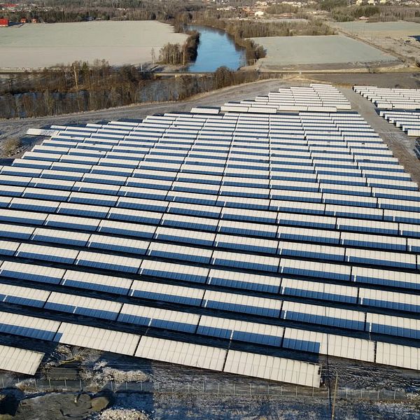 Se bilderna från luften på en av landets största solcellsparker som nu står uppställd intill E18 i Hallstahammar.