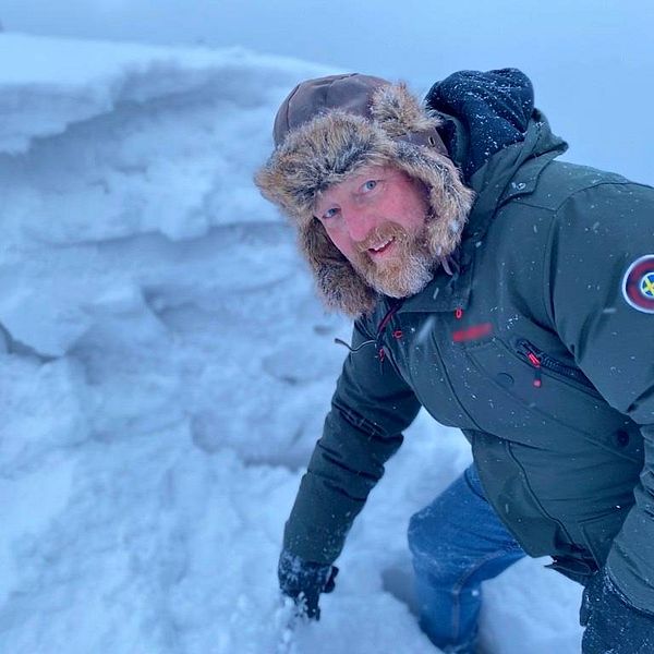 Jörgen Magnusson står med rödrosiga kinder i en hög med snö och kämpar för att ta sig från flygplatsparkeringen i Skellefteå: ”Vi har ju ingen spade alls”, säger han i klippet.