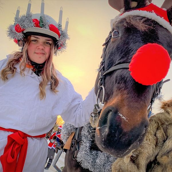 Här firas lucia i Arbrå med häst och vagn SVT Nyheter