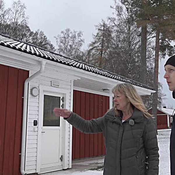 Institutionschefen Catharina Högberg på ungdomshemmet Stigby visar runt på området