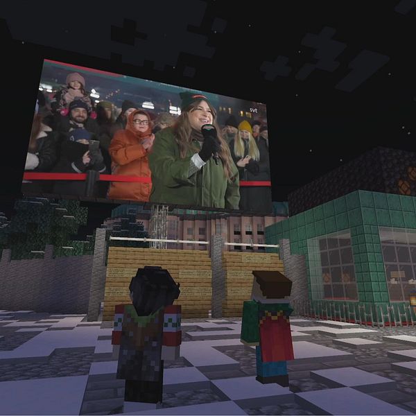 Bild från datorspelet Minecraft på flera spelare som står och kollar på en bildskärm med Musikhjälpens sändning.