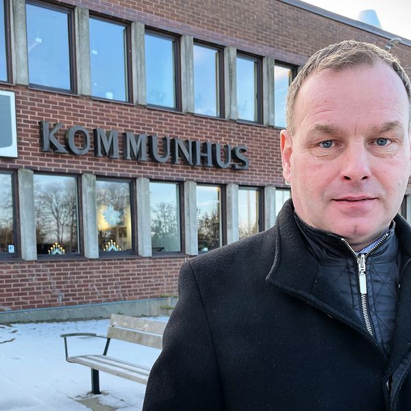 Mikael Henrysson (SD) kommunalråd i Bjuv står framför kommunhuset.