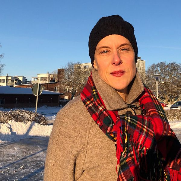 Bild på kvinna med mössa och hallsduk som står ute i snön. Kvinnan heter Carolina Samuelsson och är sjukhuschef i Region Halland. I klippet berättar hon om läget på sjukhusen i takt med att fler behöver vård.
