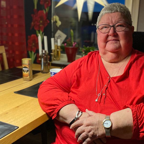 Anne Stenlund sittandes i sitt kök.