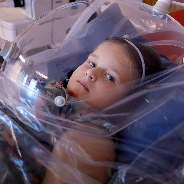 En bild på ett barn i en luftkammare på Akademiska sjukhuset.