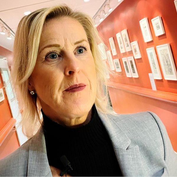 Åsa Fahlén, ordförande Lärarnas Riksförbund, står framför kameran i en lång korridor.