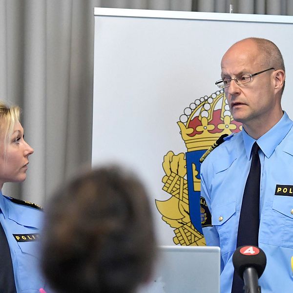 Linda Staaf och Mats Löfving på en av polisens presskonferenser.