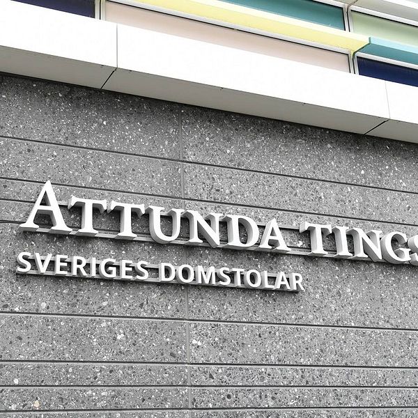 Skylt med texten Attunda tingsrätt, Sveriges domstolar, från fasaden.