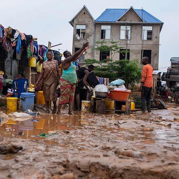 Invånare städar upp efter störtregn i Kinshasa, Demokratiska republiken Kongo tidigare i veckan.