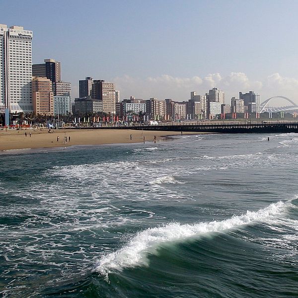 En våg som drog in över en strand i staden Durban i Sydafrika skördade tre människors liv på lördagen. Arkivbild.