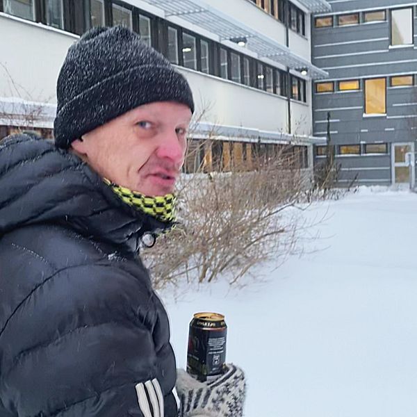 På bilden ser du Jonny Kummu som visar och berättar hur det är  att leva hemlös i Luleå. Under vintern bor han i tält och bryter sig in i trappuppgångar.