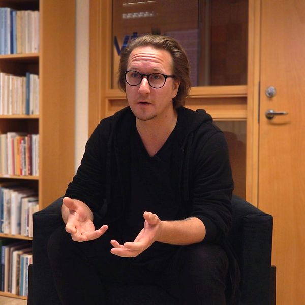 SVT:s reporter Henrik Friberg