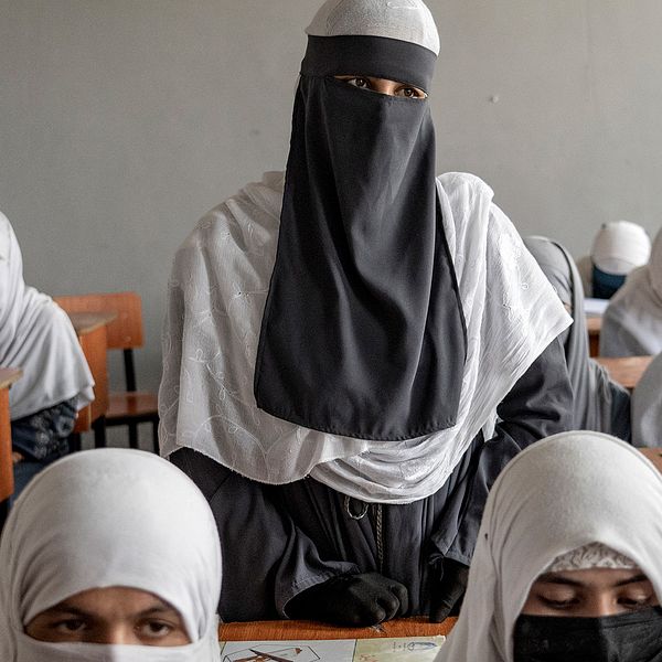 Kvinnor i heltäckande klädsel i ett klassrum i Afghanistan