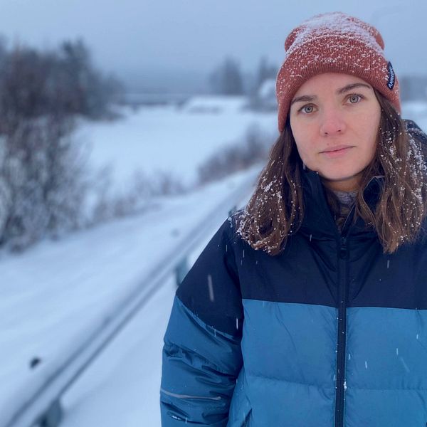 Gravida Sofia Johansson står på en vinterväg, iklädd vinterkläder och ser allvarlig ut när hon berättar om oron inför att behöva resa 30 mil när det är dags för förlossning, om det blir så att Lycksele BB stänger.