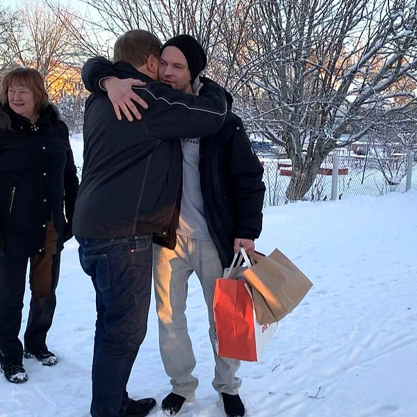 Carola och Alf delar ut den första matkassen till en person som bor i Sveg. Han ger Alf en kram och tackar så himla mycket för maten. En uppskattad relativt ny tradition i juletider.
