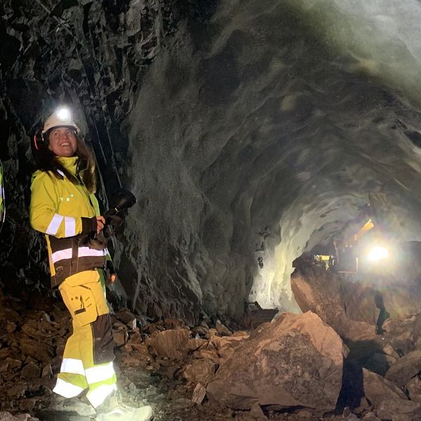 Projektingenjören för sprängningarna av Varbergstunneln Kim Burö och hans kollega Virvla Janehag betraktar platsen där tunnelns två ändar möts efter att de sista metrarna berg sprängts bort.