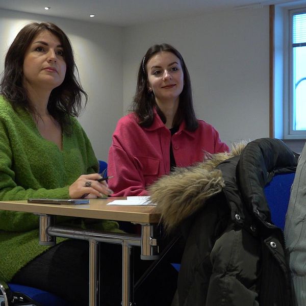 Bild på två kvinnor, en i grön tröja och en i rosa tröja. De sitter vid ett bord. Kvinnorna heter Tetiana Ivanova från Dnipro och Asiiat Dorokova från Kharkiv. De har varit i Sverige i sju månader och lär sig nu svenska i Borås.