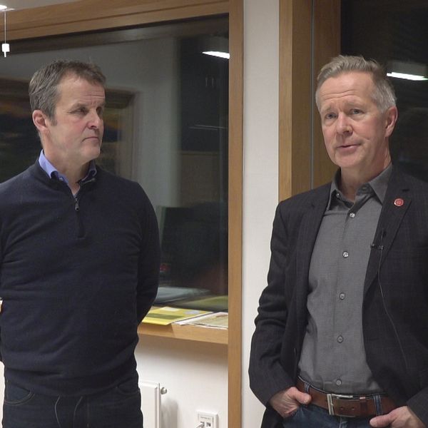 socialdemokraten Mats Taavenikus och centerpartisten Gunnar Selberg står bredvid varandra och pratar med SVT.