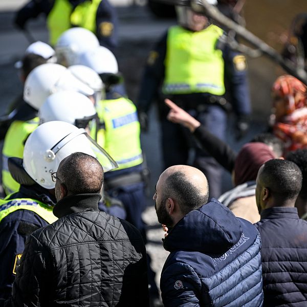 Polis och människor som samlas i Stockholmsförorten Rinkeby där Rasmus Paludan, partiledare för det danska högerextrema partiet Stram kurs, manifesterar med koranbränning på långfredagen.