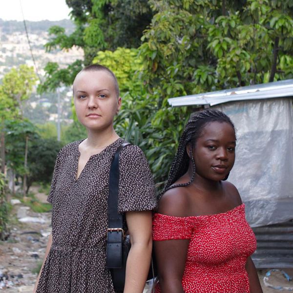 Två kvinnor, Tilda Kämmlein och Chancelvie Lelo står i en gränd i Kongo