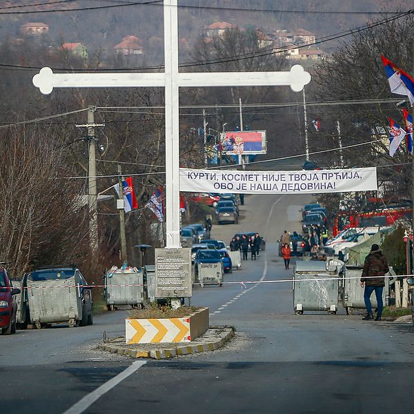 Serbiska demonstranter står vid barrikaden vid byn Rudare, nära den norra, serbdominerade delen av den etniskt uppdelade staden Mitrovica i Kosovo på torsdagen.