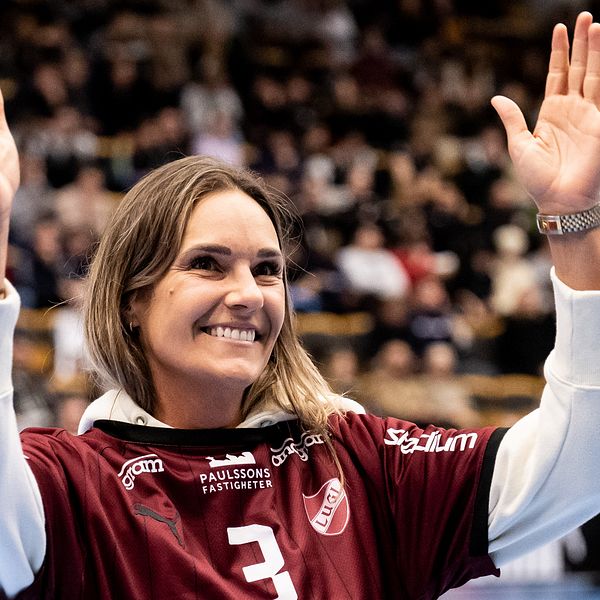 Sabina Jacobsen presenteras som ny spelare för Lugis damlag i halvtid under handbollsmatchen i Handbollsligan mellan Lugi och Sävehof den 29 december 2022 i Lund.