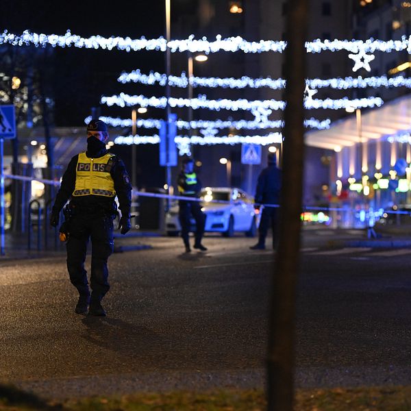 Poliser på plats i Vällingby där en stor polisinsats pågår.