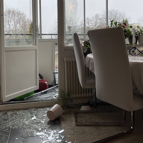 Krossat glas på golvet framför en balkong, i ett kök.
