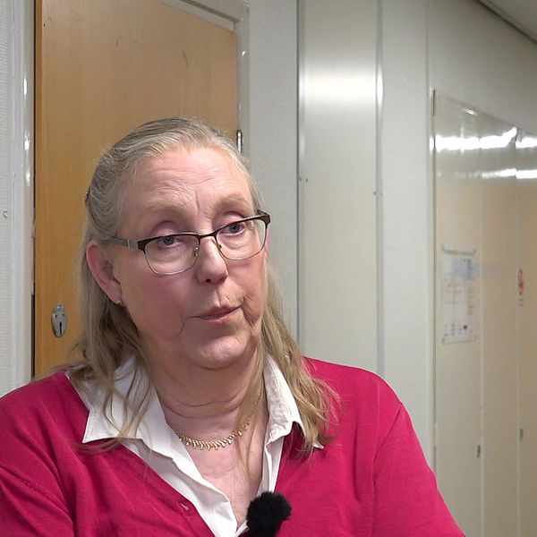 Cecilia Nordenson, ordförande i Läkarförbundet Västerbotten, står i en korridor och ser bestämd ut när hon kommenterar bristen på personal på Lycksele lasarett, bland annat inom förlossningsvården.