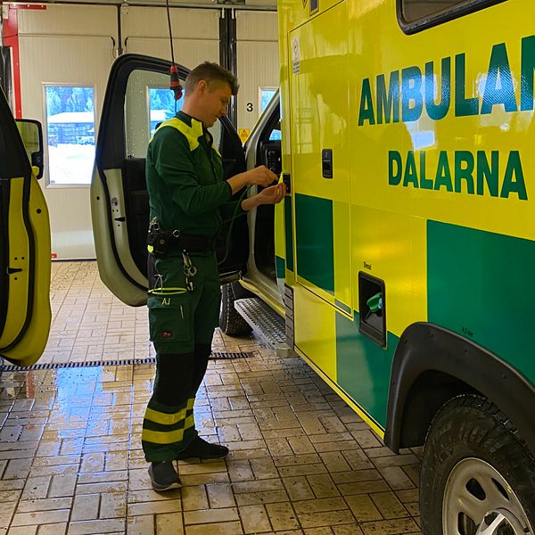 Ambulanssjuksköterskan Anders Johansson står vid en ambulans