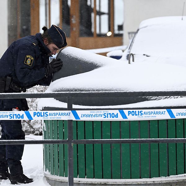 Polis och avspärrningar utanför entrén i Farsta där en sprängladdning detonerade.