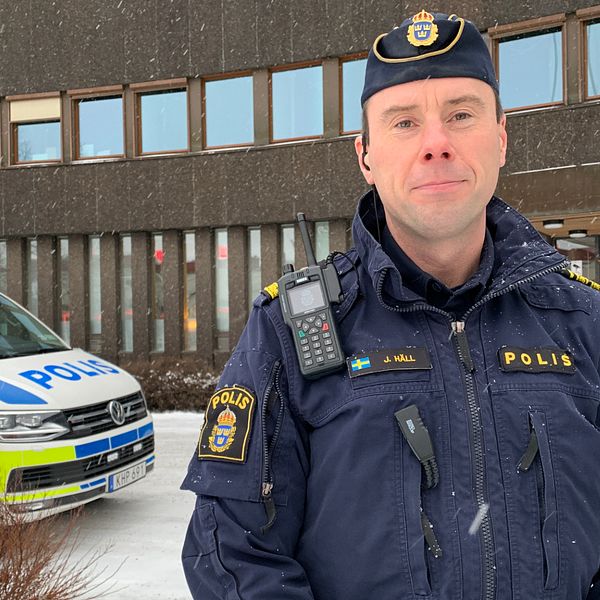 Jonas Häll, regional insatsledare, står framför polishuset i Falun