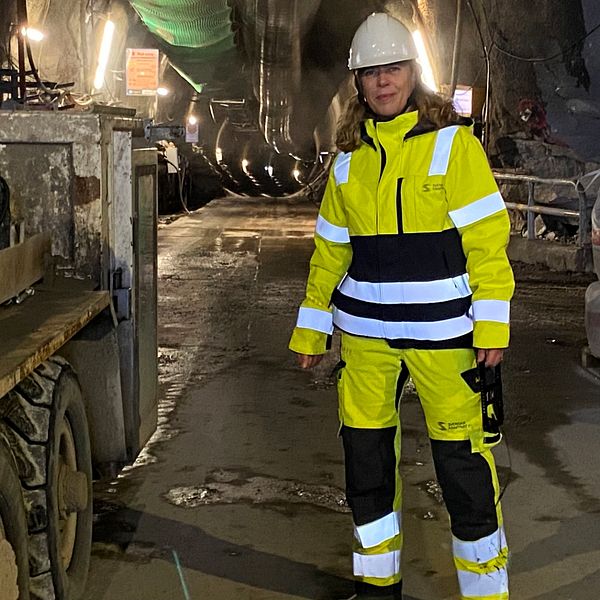 SVT:s reporter Pia Heick står i tunneln mellan Anneberg i Danderyd och Skanstull i Stockholm – i tunneln byggs just nu en ny ”motorvägen för el” som ska säkra Stockholms elförsörjning i framtiden.