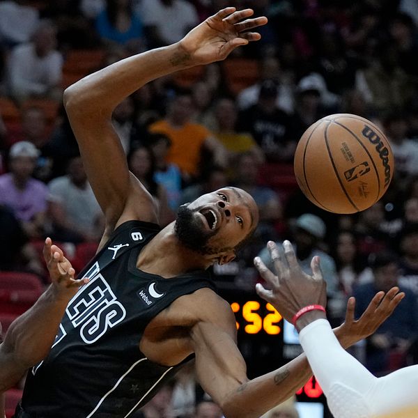Brooklyn Nets Kevin Durant utgick skadad i matchen mot Miami Heat.