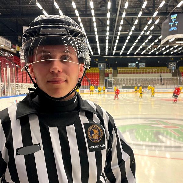 Hugo Casparsson som är domaransvarig på Linköpings Hockey Club är klädd i domarkläder i en ishall.