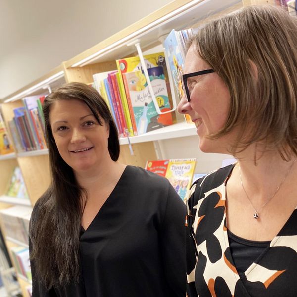 Alexandra Brandt och Emelie Lungdahl på Ängelsholms bibiliotek.